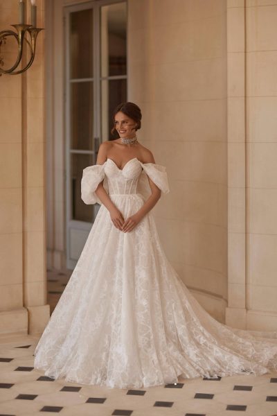 蕾絲公主袖 A-Line 禮服 ｜台北法國巴黎婚紗｜完整造型正面視角