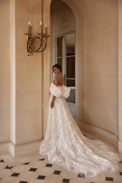 蕾絲公主袖 A-Line 禮服 ｜台北法國巴黎婚紗｜拖尾弧線與背影比例