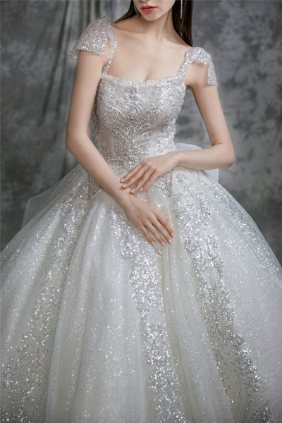 星鑽刺繡 白紗 |台北法國巴黎 婚紗 |手工亮片刺繡上身特寫