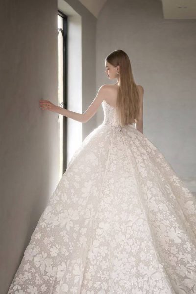 立體花瓣球裙 白紗 |台北法國巴黎 婚紗 |拖尾花瓣延伸與背影