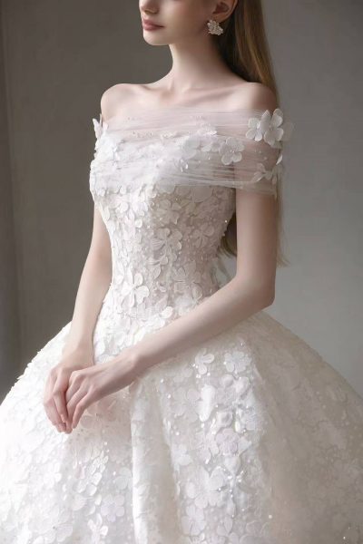 立體花瓣球裙 白紗 |台北法國巴黎 婚紗 |搭配薄紗披肩